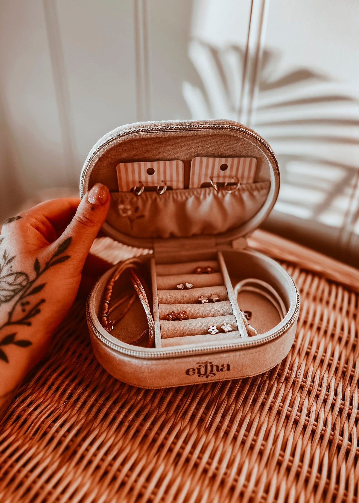 Aura Jewelry Box - Embroidery Daisy